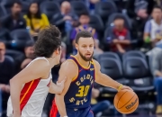 开云下载-NBA球员与冠军团队联手打造慈善比赛，为弱势群体送去温暖的简单介绍