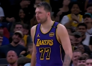 开云体育中国-湖人对阵人，实力碰撞让球迷沸腾不已