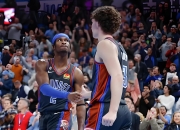 开云体育-雷霆队客场逆转马刺队，保罗发威助球队取胜