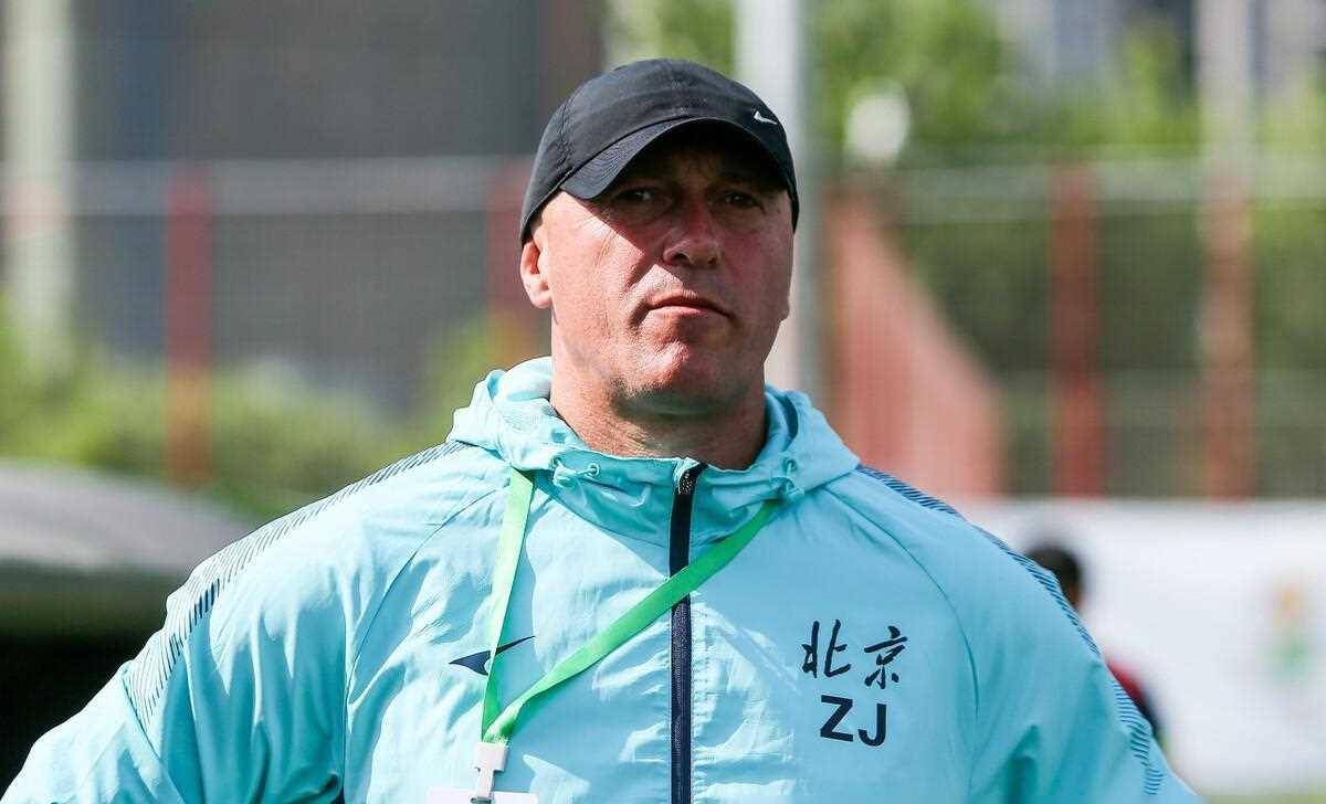 足球新星加盟亚冠球队，为俱乐部注入活力