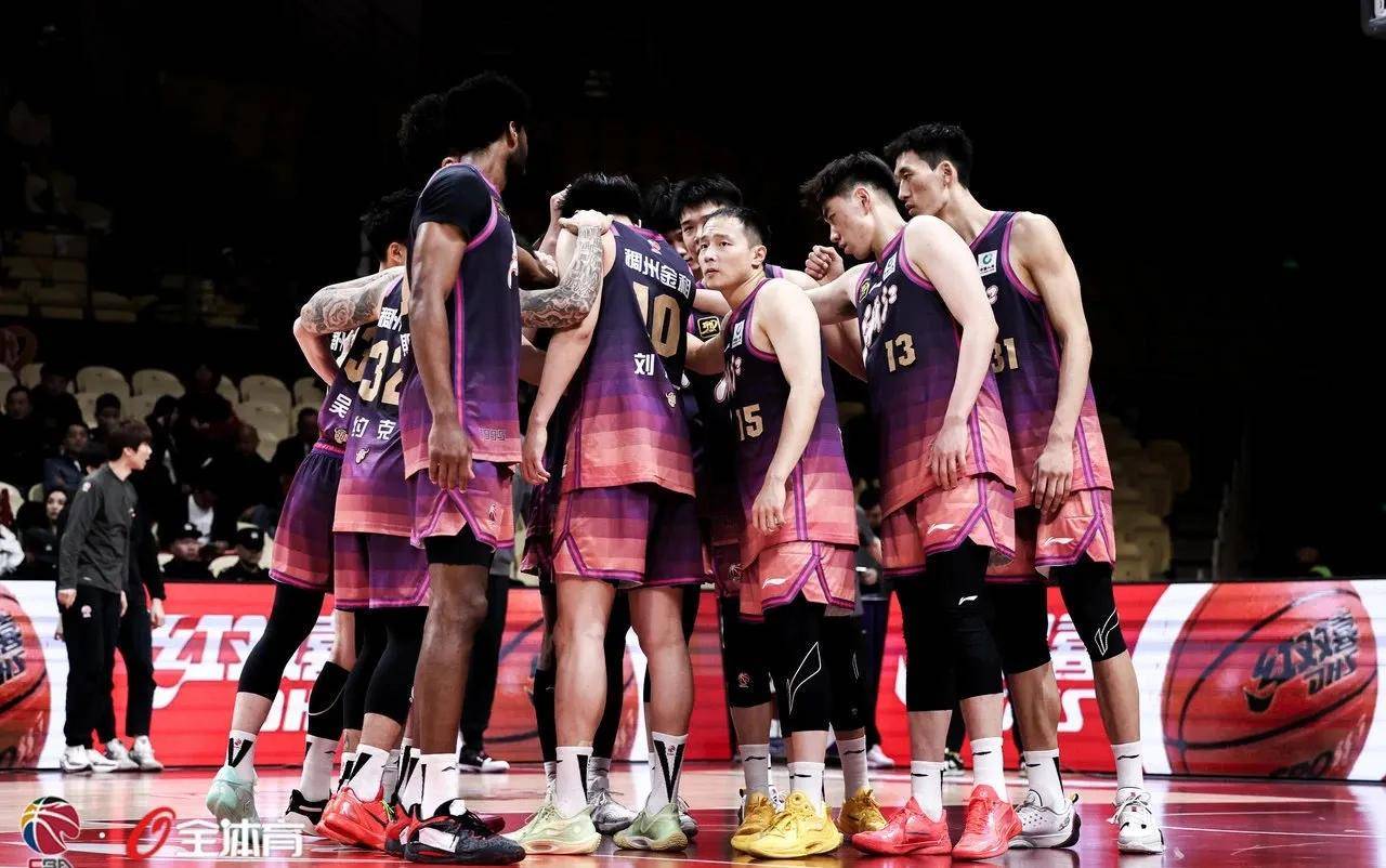 新疆队在客场挑战中力克对手,赢得一场胜利 新疆队在客场挑战中力克对手,赢得一场胜利