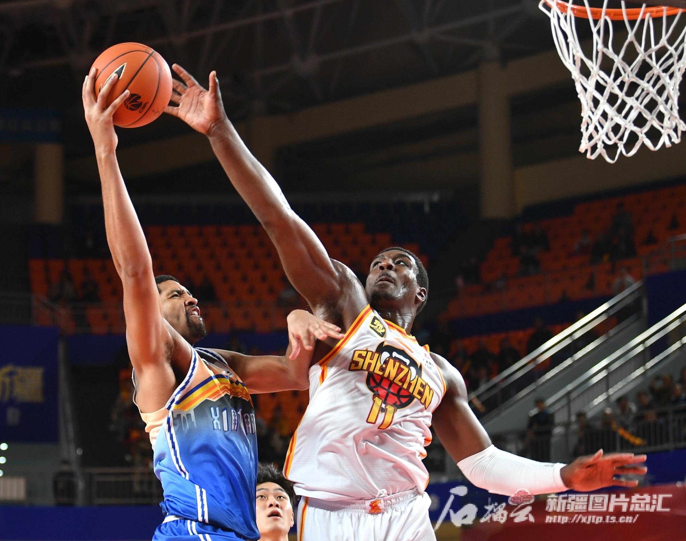 新疆队在客场挑战中力克对手,赢得一场胜利 新疆队在客场挑战中力克对手,赢得一场胜利