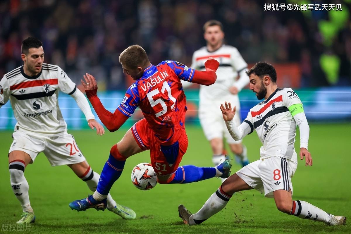 曼联客场惨败,前景黯淡重获英超冠军 曼联客场惨败,前景黯淡重获英超冠军