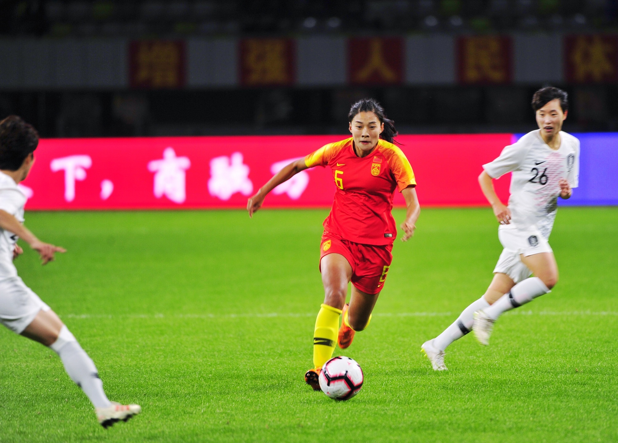 包含足球女运动员在场上大显身手,带领球队夺冠的词条 包含足球女运动员在场上大显身手,带领球队夺冠的词条