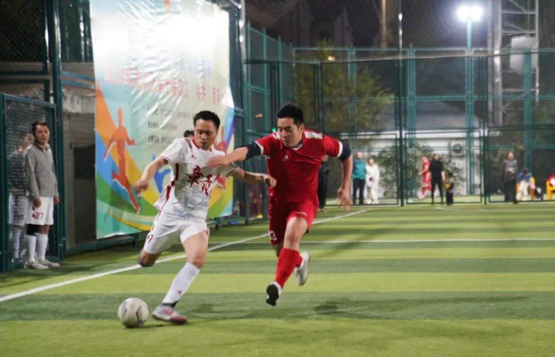 精彩纷呈的足球比赛赢得观众喝彩 精彩纷呈的足球比赛赢得观众喝彩