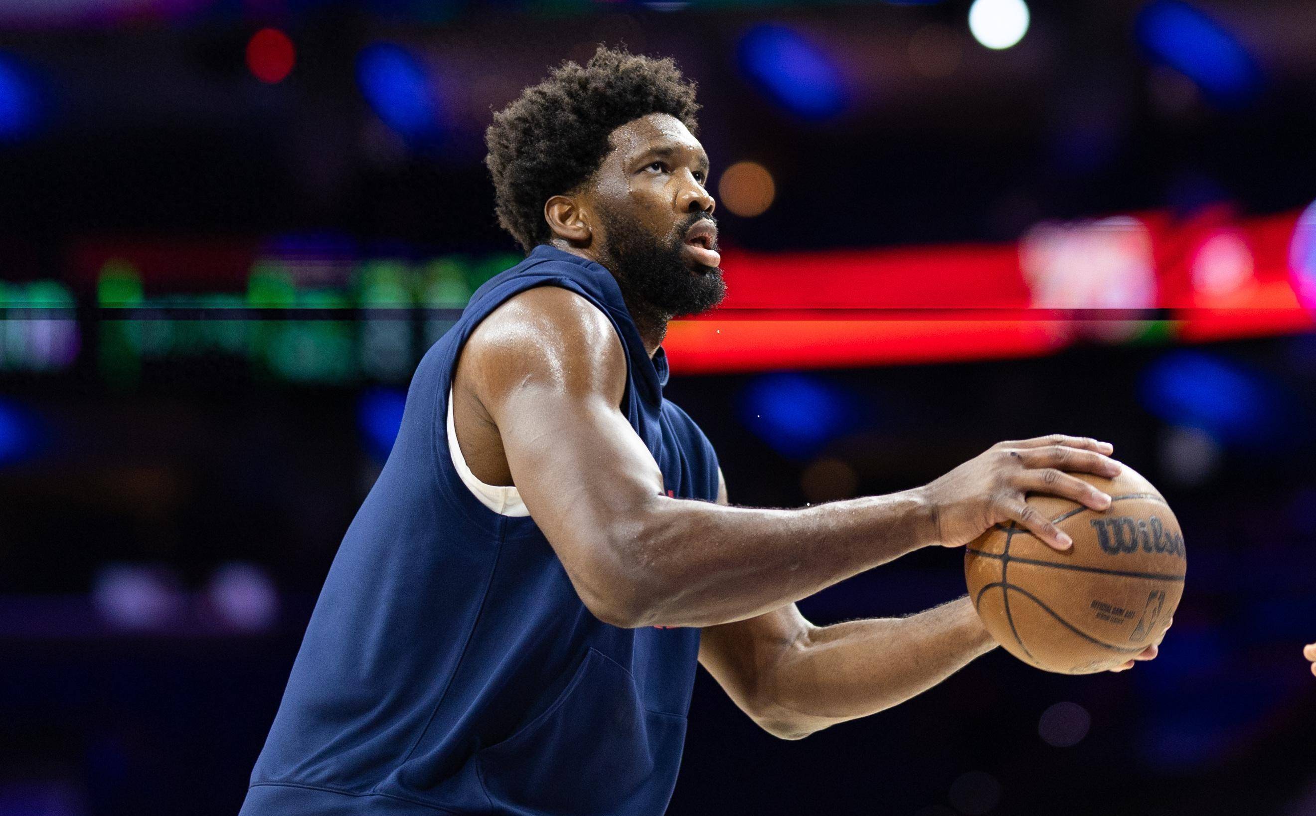 本赛季最佳射手在比赛中遭受膝伤，需休息数周的简单介绍