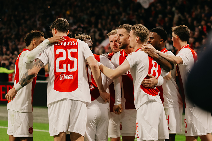 阿贾克斯壮烈晋级，豪取小组头名