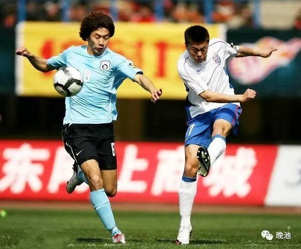 后卫因红牌遭遇停赛,球队士气受挫 后卫因红牌遭遇停赛,球队士气受挫