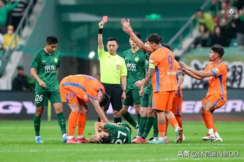 后卫因红牌遭遇停赛,球队士气受挫 后卫因红牌遭遇停赛,球队士气受挫