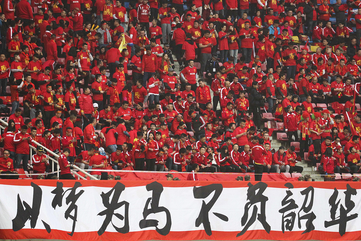 包含壮烈一战：球队表现出色浴血奋战夺得胜利的词条