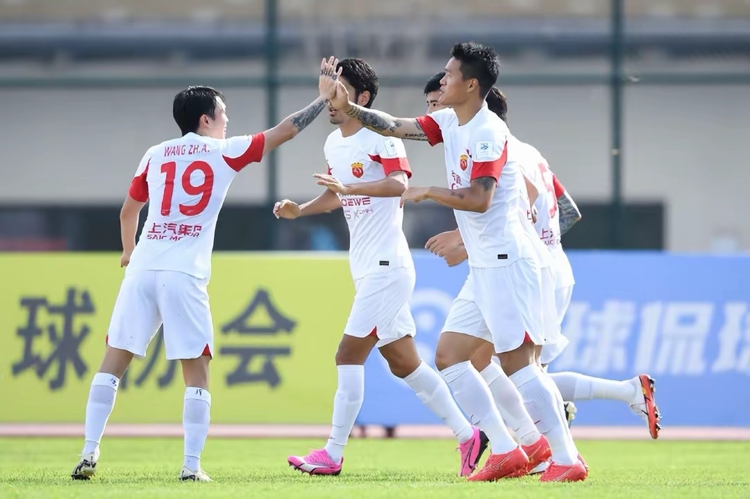 中超强队挺进淘汰赛，球队顺利晋级领跑强势劲斗