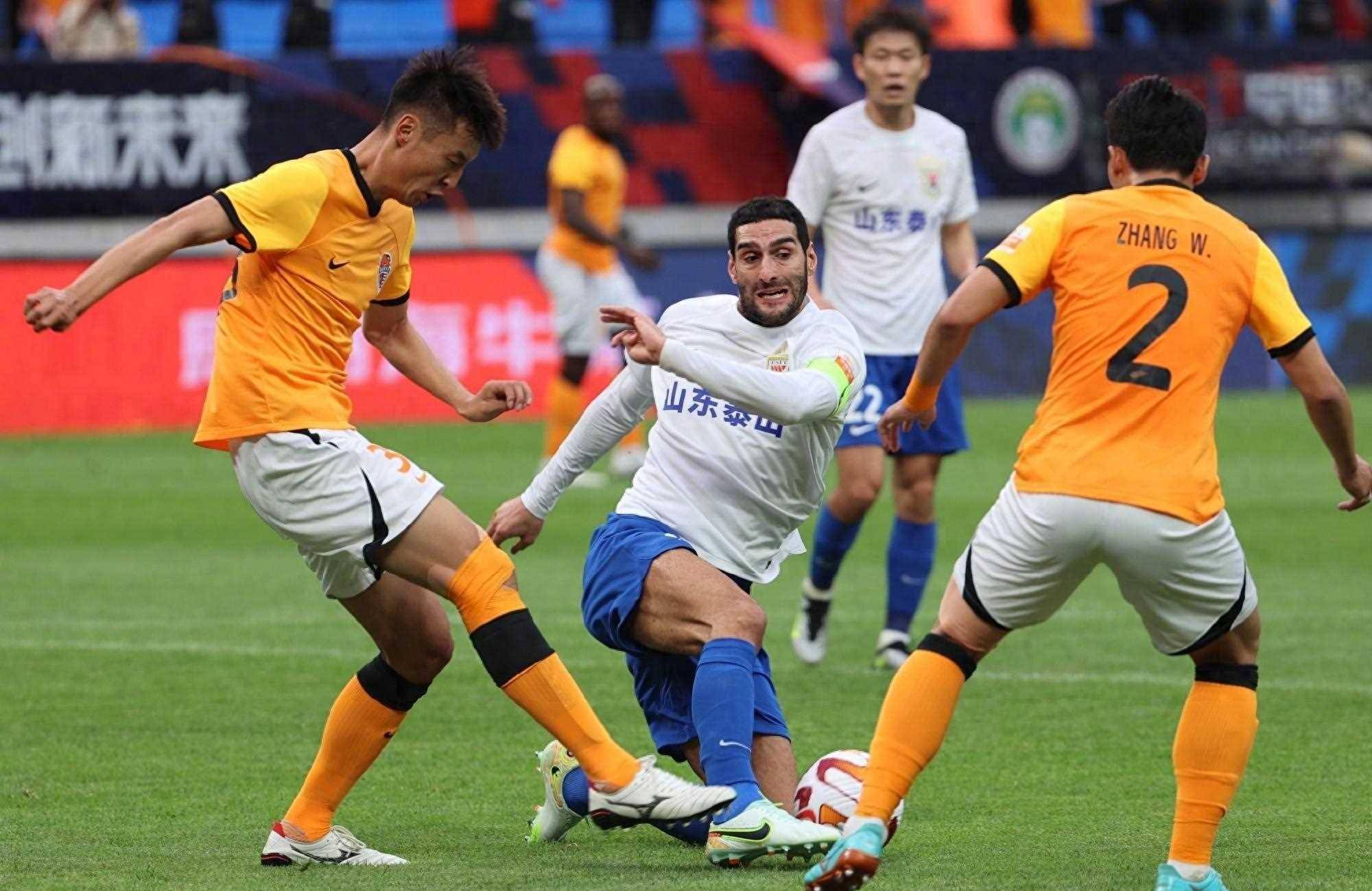 青岛海牛队员艰苦训练，向冠军进军的简单介绍