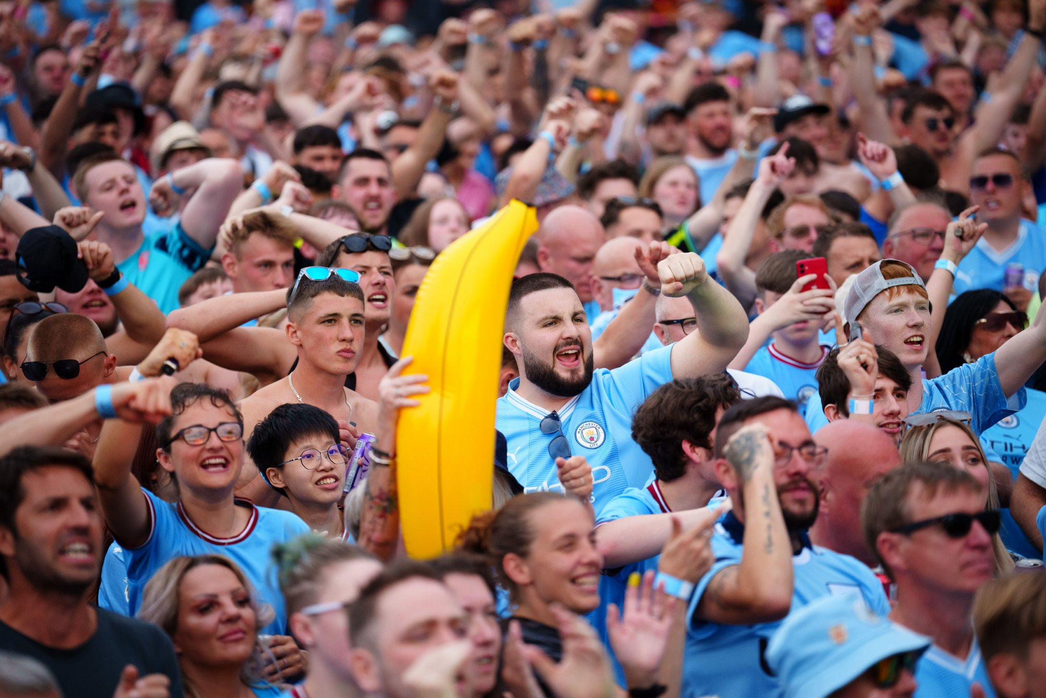 欧洲足球联赛的球迷热情高涨的简单介绍 欧洲足球联赛的球迷热情高涨的简单介绍