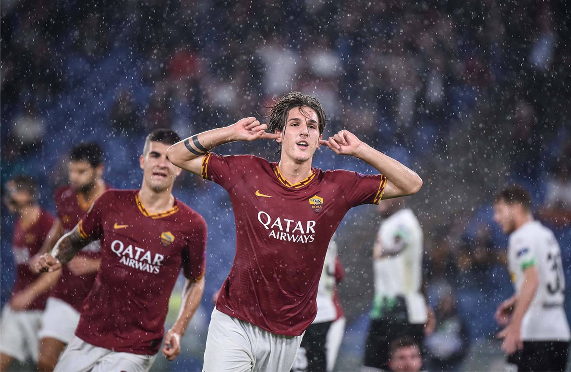 罗马球员在赛场上展现出色表现，赢得球迷掌声的简单介绍