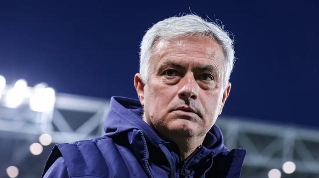 曼联遭遇连败,穆里尼奥遭到质疑 曼联遭遇连败,穆里尼奥遭到质疑