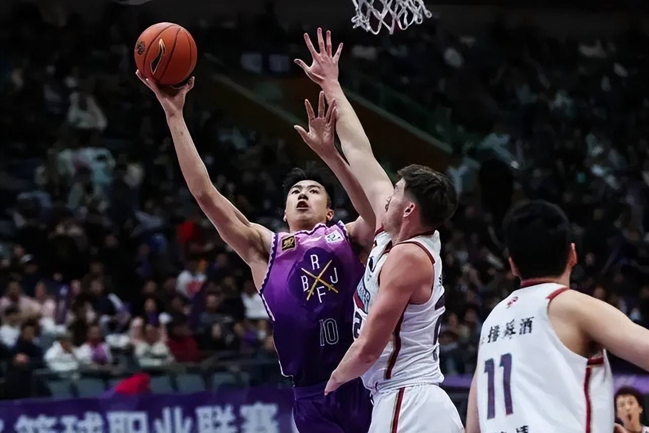 南京队将在湖南队客场挑战,球员士气高涨的简单介绍 南京队将在湖南队客场挑战,球员士气高涨的简单介绍