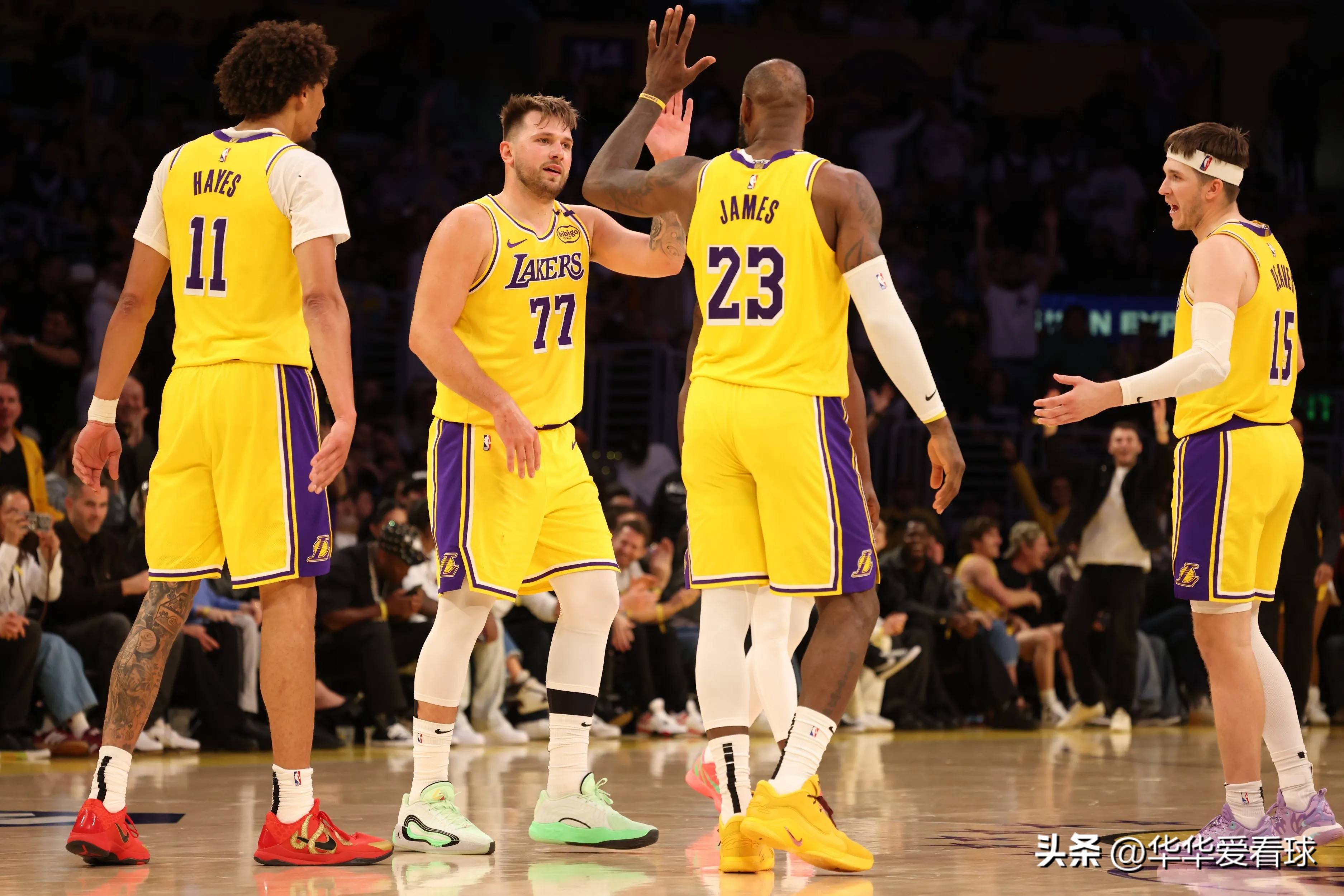 湖人对阵人,实力碰撞让球迷沸腾不已 湖人对阵人,实力碰撞让球迷沸腾不已