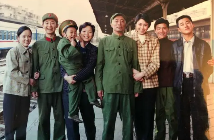 队员们燃烧激情，全力争夺胜利的关键战役