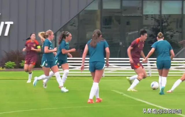 美国女足队成功防守,赢得比赛 美国女足队成功防守,赢得比赛