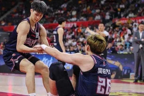 关于联赛争夺白热化,各路强队更替排名变化无常的信息 关于联赛争夺白热化,各路强队更替排名变化无常的信息