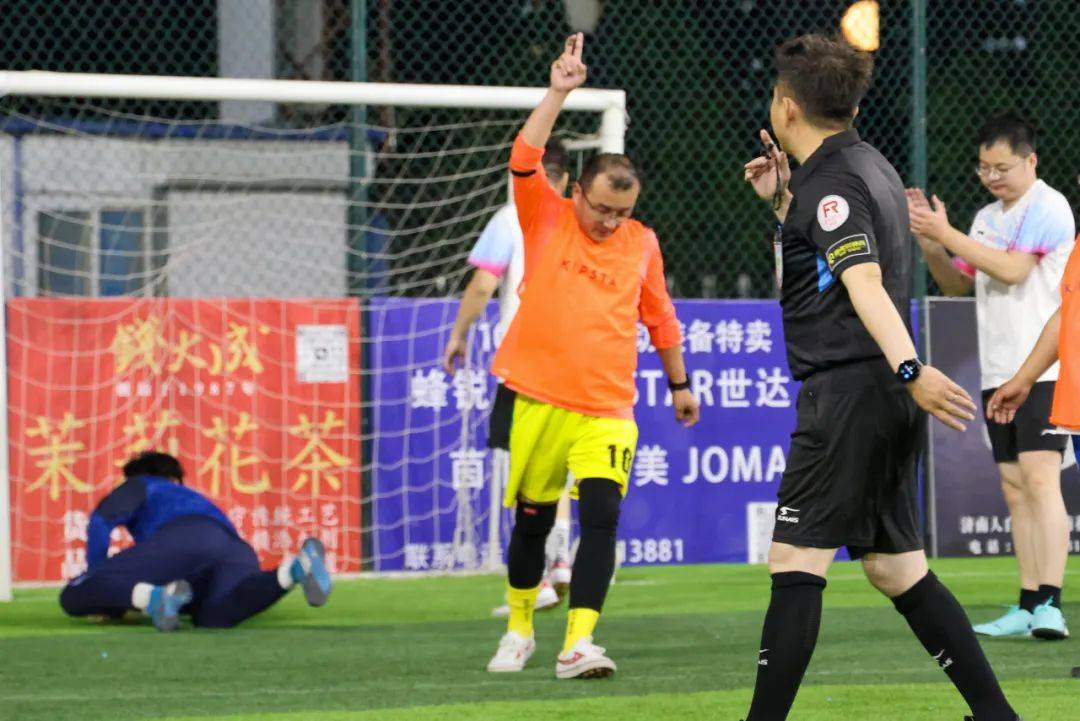 足球比赛中出现激烈的对抗和角逐