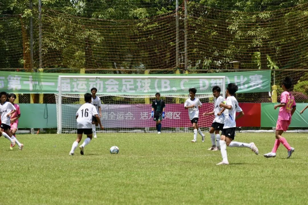 足球男子争夺季军,赛况激烈複杂 足球男子争夺季军,赛况激烈複杂