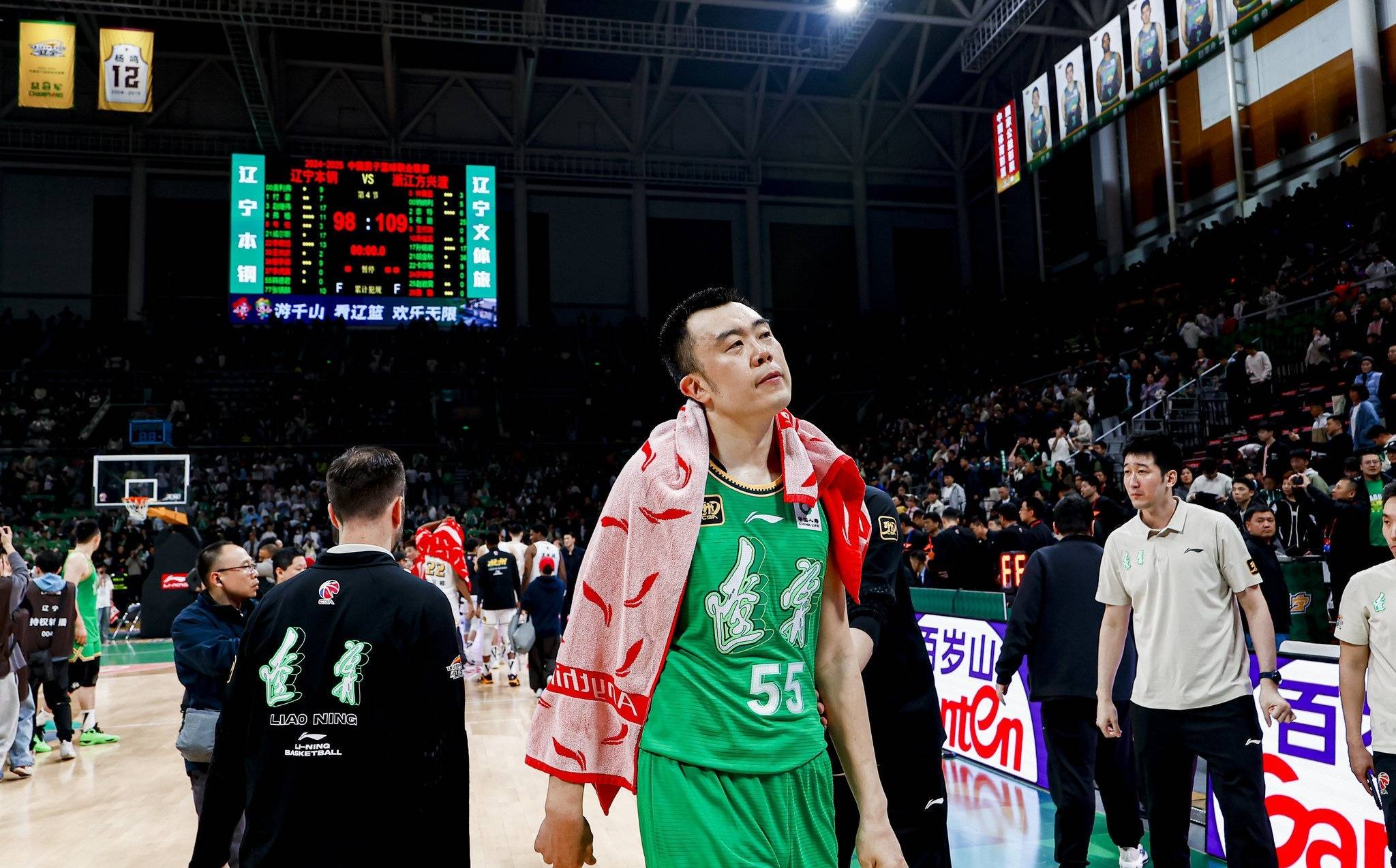 壮观场面，球员拼尽全力争取胜利