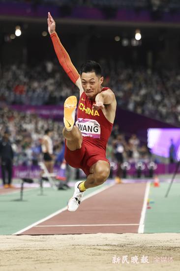 俄罗斯田径选手夺金,震撼全场观众 俄罗斯田径选手夺金,震撼全场观众