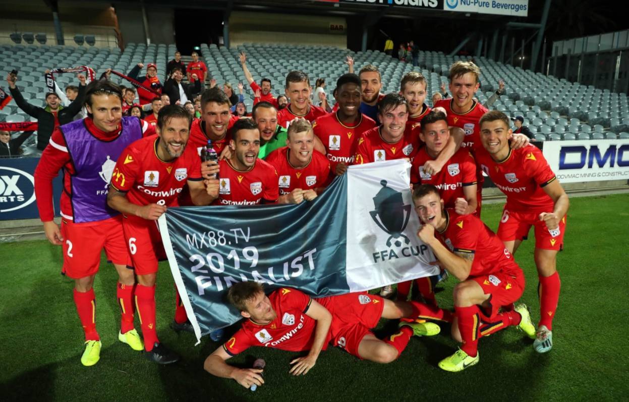 关于海外足球联赛精彩瞬间，球迷狂热观战的信息