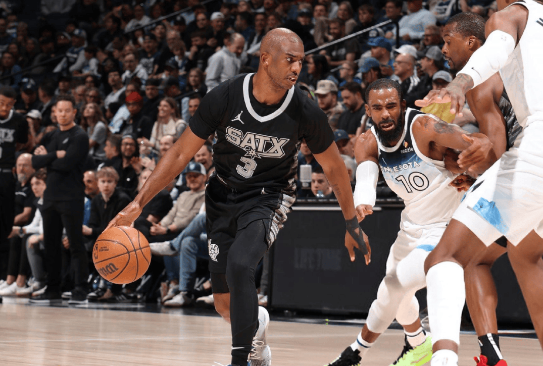 雷霆队客场逆转马刺队，保罗发威助球队取胜