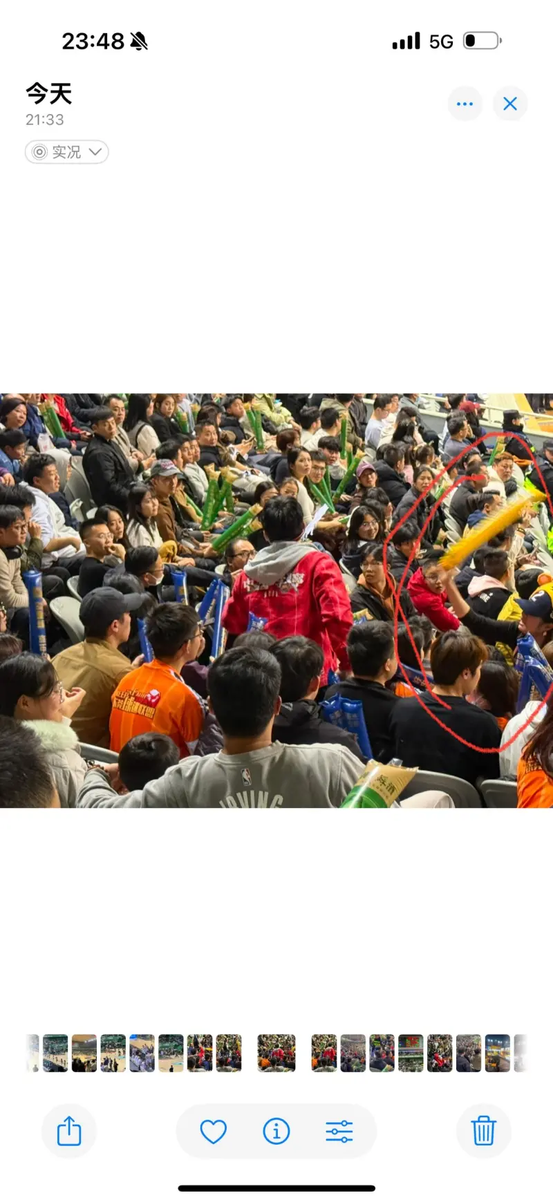 比赛现场气氛高涨,球迷们观望未来 比赛现场气氛高涨,球迷们观望未来